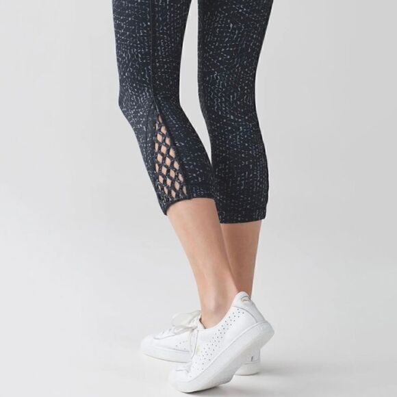 Lululemon True Self Crop II in Samba Snake Battleship Black - Picture 2 of 9